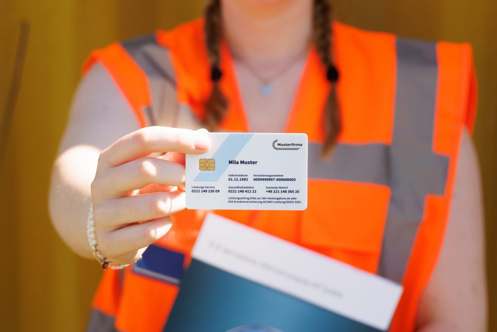 Junge Frau von der Baustelle zeigt eine Kundenkarte in die Kamera - ohne Logo