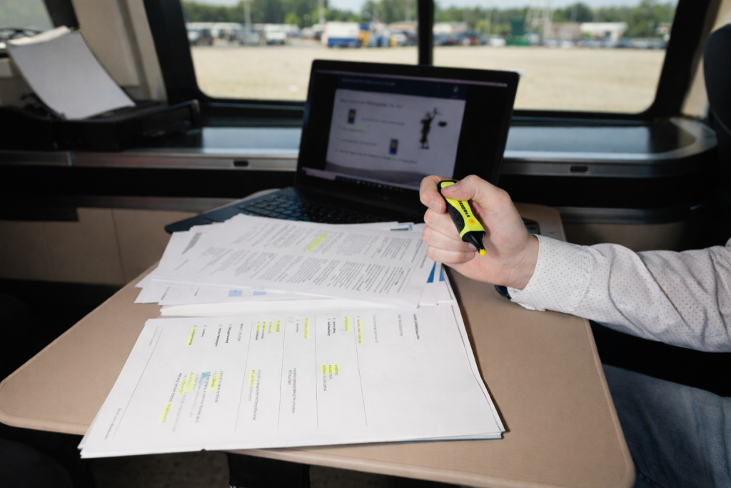 Mobile Beratung zu betrieblicher Vorsorge und Mitarbeiterabsicherung mit digitalen Unterlagen und Laptop direkt vor Ort